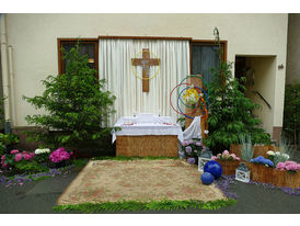 Altar- und Straßenschmuck zu Fonleichnam (Foto: Karl-Franz Thiede)